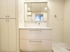 真っ白な洗面台で、気持ちの良い朝を迎えられそうです。
