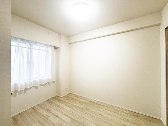 洋室5帖。フローリングの部屋は清潔感があり、日々のお掃除も楽で助かります。