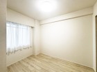 洋室5帖。フローリングの部屋は清潔感があり、日々のお掃除も楽で助かります。