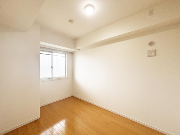 洋室5.6帖。フローリングの部屋は清潔感があり、日々のお掃除も楽で助かります。