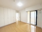 洋室8帖。一日の疲れをいやしてくれる主寝室。時を忘れて過ごす場所として過ごせるお部屋です。