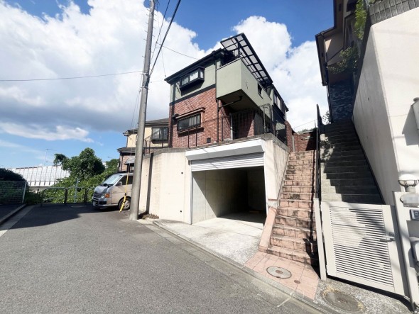 前面道路が広くお車の出し入れもスムーズ