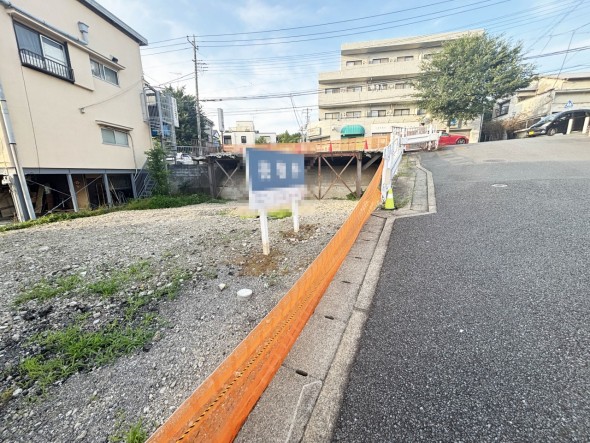 前面道路が広くお車の出し入れもスムーズ