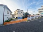 角地のため開放感があり、明るい立地です。
