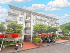 マンション外観。生活利便性に優れた立地環境。