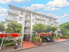 マンション外観。生活利便性に優れた立地環境。