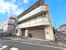 マンション外観。生活利便性に優れた立地環境。