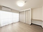 洋室6.3帖。フローリングの部屋は清潔感があり、日々のお掃除も楽で助かります。