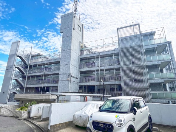 爽やかな青空の下に贅沢なほどに降り注ぐ陽光、豊かな居住性と、クオリティが見事に調和した住空間は、住まうことの喜びを感じさせてくれ