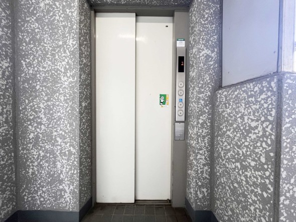 エレベーター付きのマンションです。