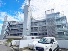 爽やかな青空の下に贅沢なほどに降り注ぐ陽光、豊かな居住性と、クオリティが見事に調和した住空間は、住まうことの喜びを感じさせてくれ