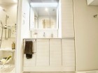 真っ白な洗面台で、気持ちの良い朝を迎えられそうです。