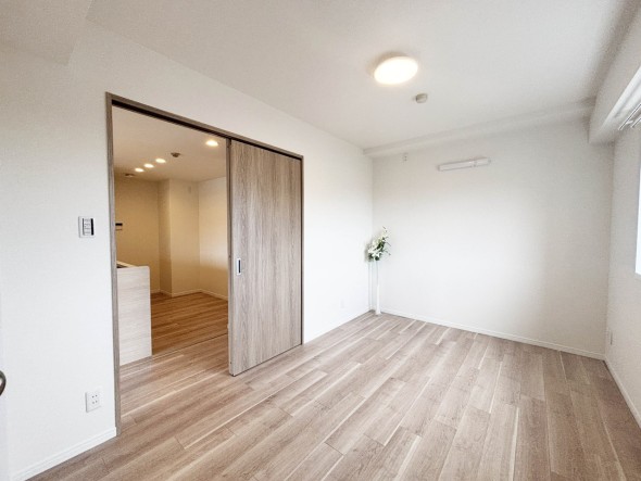 フローリングの部屋は清潔感があり、日々のお掃除も楽で助かります。