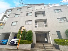マンション外観。生活利便性に優れた立地環境。