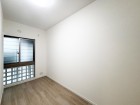 洋室4.7帖。フローリングの部屋は清潔感があり、日々のお掃除も楽で助かります。