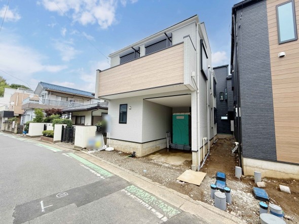 爽やかな青空の下に贅沢なほどに降り注ぐ陽光、豊かな居住性と、クオリティが見事に調和した住空間は、住まうことの喜びを感じさせてくれ
