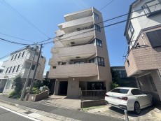爽やかな青空の下に贅沢なほどに降り注ぐ陽光、豊かな居住性と、クオリティが見事に調和した住空間は、住まうことの喜びを感じさせてくれ
