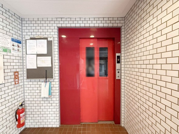 エレベーター付きのマンションです。