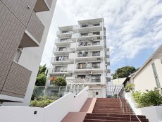 爽やかな青空の下に贅沢なほどに降り注ぐ陽光、豊かな居住性と、クオリティが見事に調和した住空間は、住まうことの喜びを感じさせてくれ