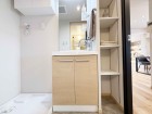 真っ白な洗面台で、気持ちの良い朝を迎えられそうです。