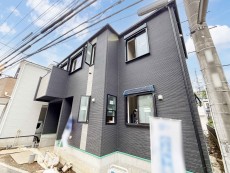 爽やかな青空の下に贅沢なほどに降り注ぐ陽光、豊かな居住性と、クオリティが見事に調和した住空間は、住まうことの喜びを感じさせてくれ