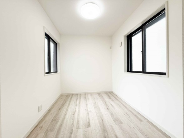 明るくあたたかな居室では、朝の目覚めも気持ちよく起きられます。