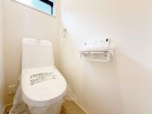 ウォシュレット機能付きの清潔感のあるトイレ。