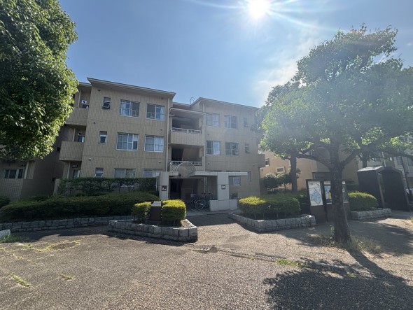 マンション外観。生活利便性に優れた立地環境。