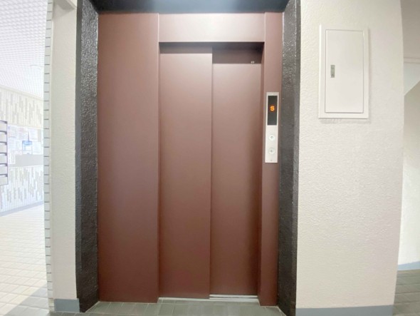 エレベーター付きのマンションです。