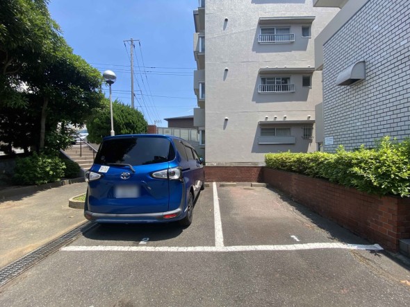 敷地内駐車場がございます。空き状況等に関しましてはお気軽にお問い合わせください。