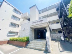 爽やかな青空の下に贅沢なほどに降り注ぐ陽光、豊かな居住性と、クオリティが見事に調和した住空間は、住まうことの喜びを感じさせてくれ