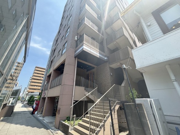 マンション外観。生活利便性に優れた立地環境。