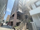 マンション外観。生活利便性に優れた立地環境。
