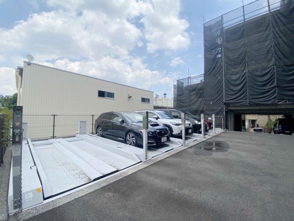 敷地内駐車場がございます。空き状況等に関しましてはお気軽にお問い合わせください。