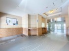 お客様をお迎えするエントランスは落ち着いた雰囲気。