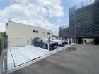 敷地内駐車場がございます。空き状況等に関しましてはお気軽にお問い合わせください。