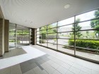 お客様をお迎えするエントランスは落ち着いた雰囲気。