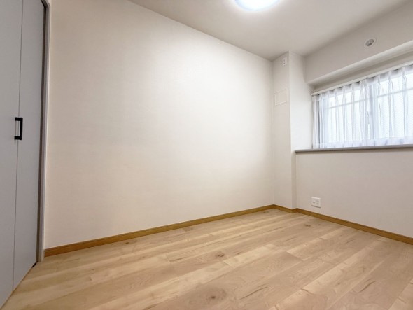 一日の疲れをいやしてくれる主寝室。時を忘れて過ごす場所として過ごせるお部屋です。