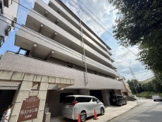 爽やかな青空の下に贅沢なほどに降り注ぐ陽光、豊かな居住性と、クオリティが見事に調和した住空間は、住まうことの喜びを感じさせてくれ
