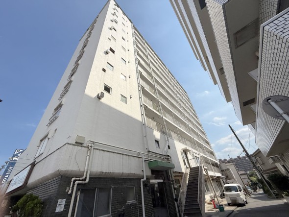 マンション外観。生活利便性に優れた立地環境。