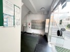 お客様をお迎えする玄関は落ち着いた雰囲気。帰り着くたびに洗練されたテイストの空間に迎えられ誇りと喜びを感じる玄関まわりです。
