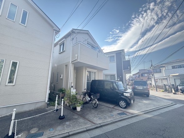爽やかな青空の下に贅沢なほどに降り注ぐ陽光、豊かな居住性と、クオリティが見事に調和した住空間は、住まうことの喜びを感じさせてくれ