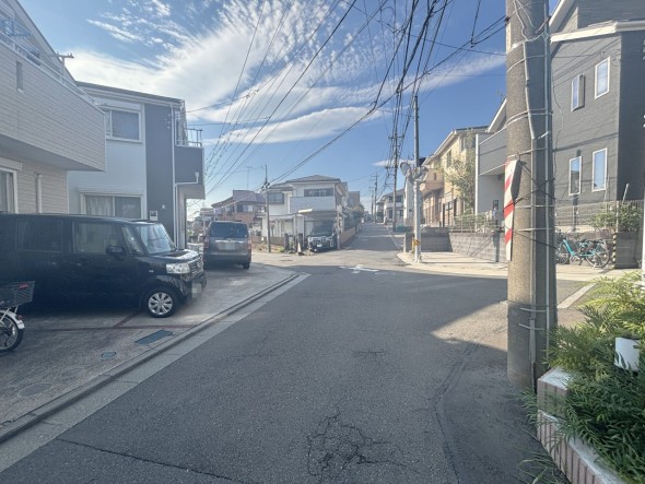 整備された前面道路です。