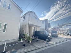 爽やかな青空の下に贅沢なほどに降り注ぐ陽光、豊かな居住性と、クオリティが見事に調和した住空間は、住まうことの喜びを感じさせてくれ