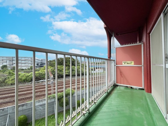 日差しの差し込むバルコニー