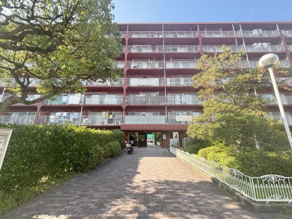 爽やかな青空の下に贅沢なほどに降り注ぐ陽光、豊かな居住性と、クオリティが見事に調和した住空間は、住まうことの喜びを感じさせてくれ