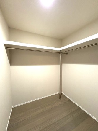 たっぷり入るウォークインクローゼットは奥行きがあるのでたくさん収納できます。