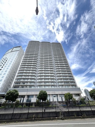 マンション外観。お買い物施設も周辺に多く、生活利便性に優れた立地環境。