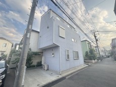 爽やかな青空の下に贅沢なほどに降り注ぐ陽光、豊かな居住性と、クオリティが見事に調和した住空間は、住まうことの喜びを感じさせてくれ