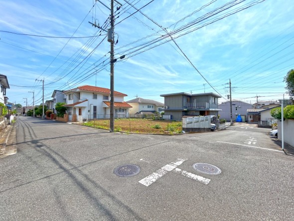 角地。前面道路6.5mと広く見通しも良いです。